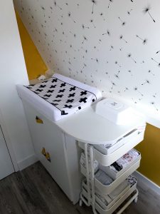 Babykamer oker, zwart en wit - commode