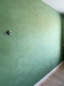 Groene wand met fluweel/suède effect grof