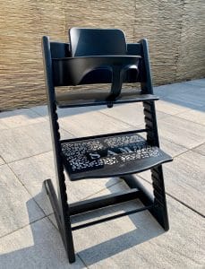 Stokke kinderstoel - Na tweede verflaag en naam + patroon