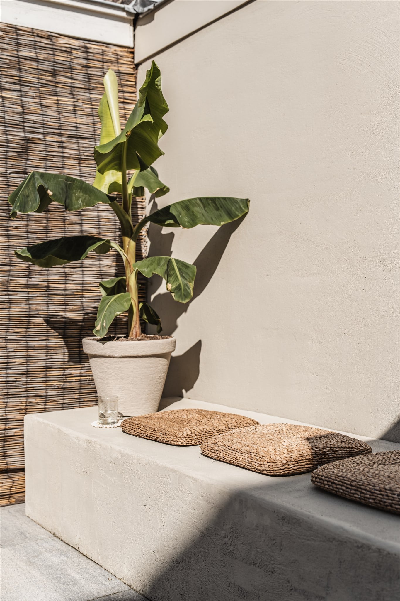Tuinstyling Ibiza tuin - Kelly Interieur Design - Tuinbank close