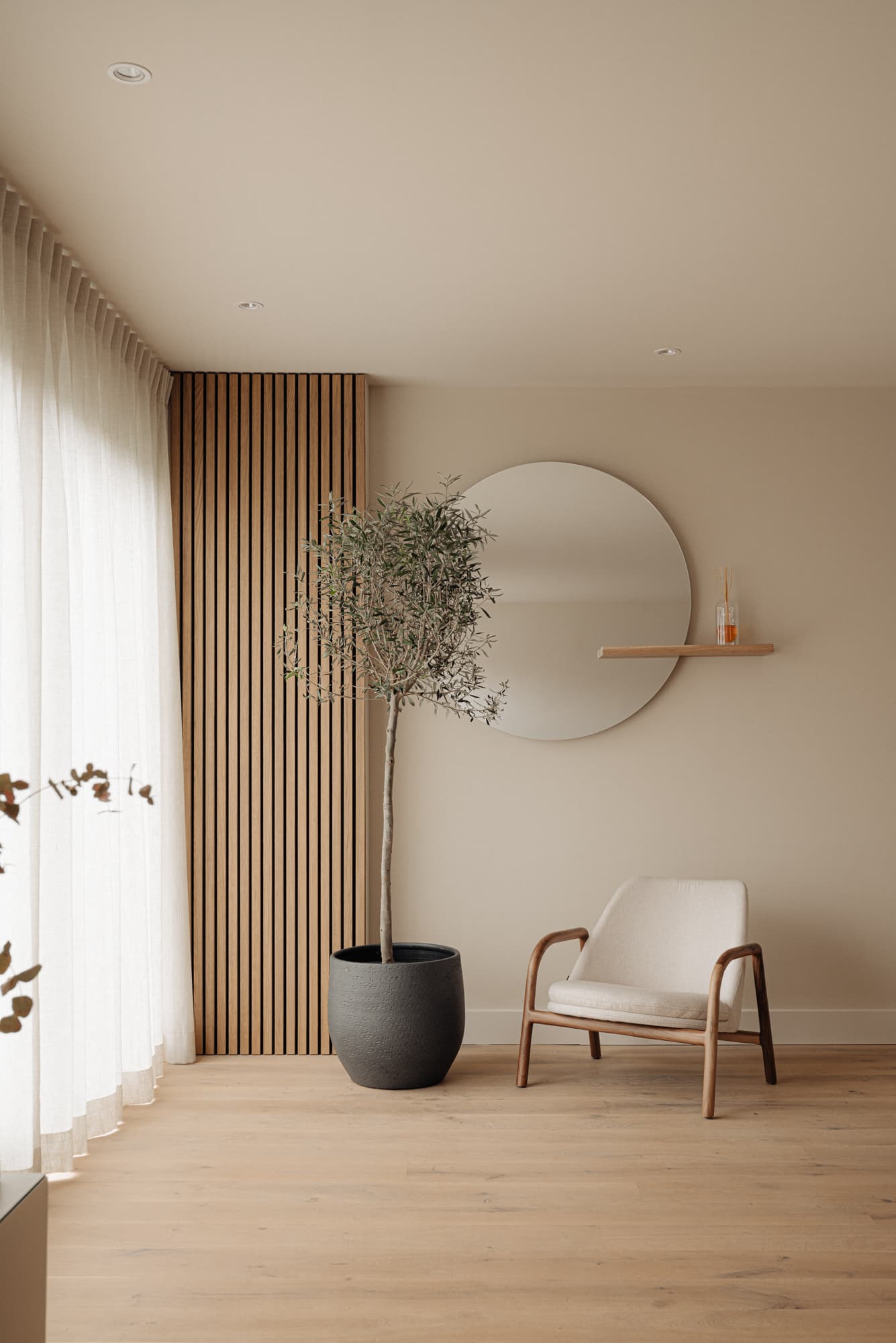 Interieur design traject - Heerhugowaard - Woonhuis - Zithoek japandi radiator ombouw maatwerk